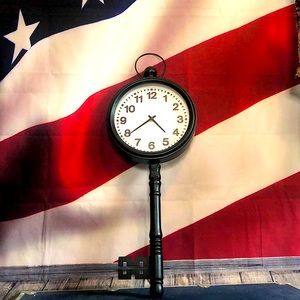 Hanging or standing Key shaped clock